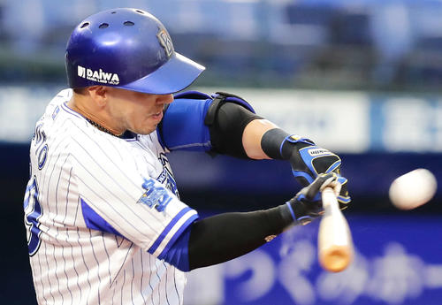 DeNA対阪神　1回裏DeNA無死二塁、右中間に適時二塁打を放つソト（撮影・丹羽敏通）