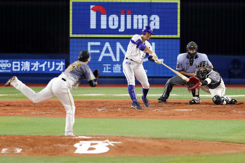 DeNA対阪神　4回裏DeNA2死一、二塁、梶谷は勝ち越しの中前適時打を放つ。投手岩貞（撮影・浅見桂子）