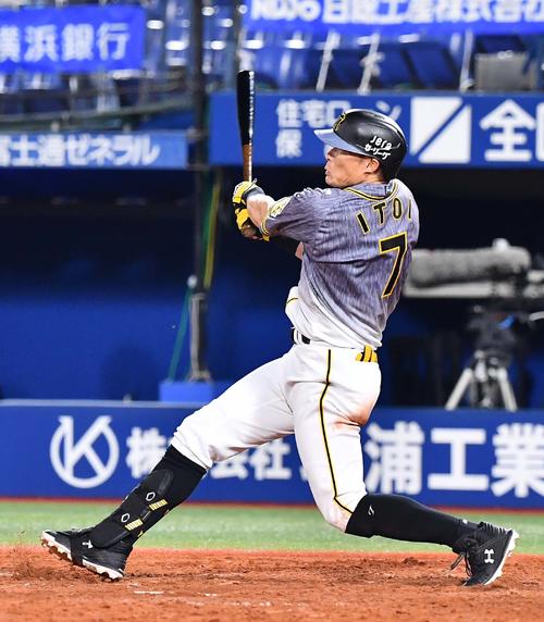DeNA対阪神　5回表阪神1死一塁、右中間越えに2点本塁打を放つ糸井嘉男（撮影・上田博志）