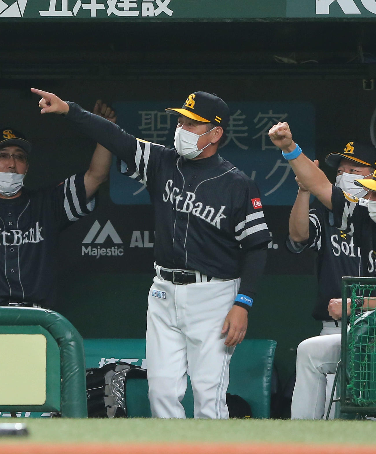 西武対ソフトバンク　7回表ソフトバンク2死一、二塁、柳田の勝ち越し打でバックスクリーンの方向を指差す工藤監督（撮影・河田真司）　　