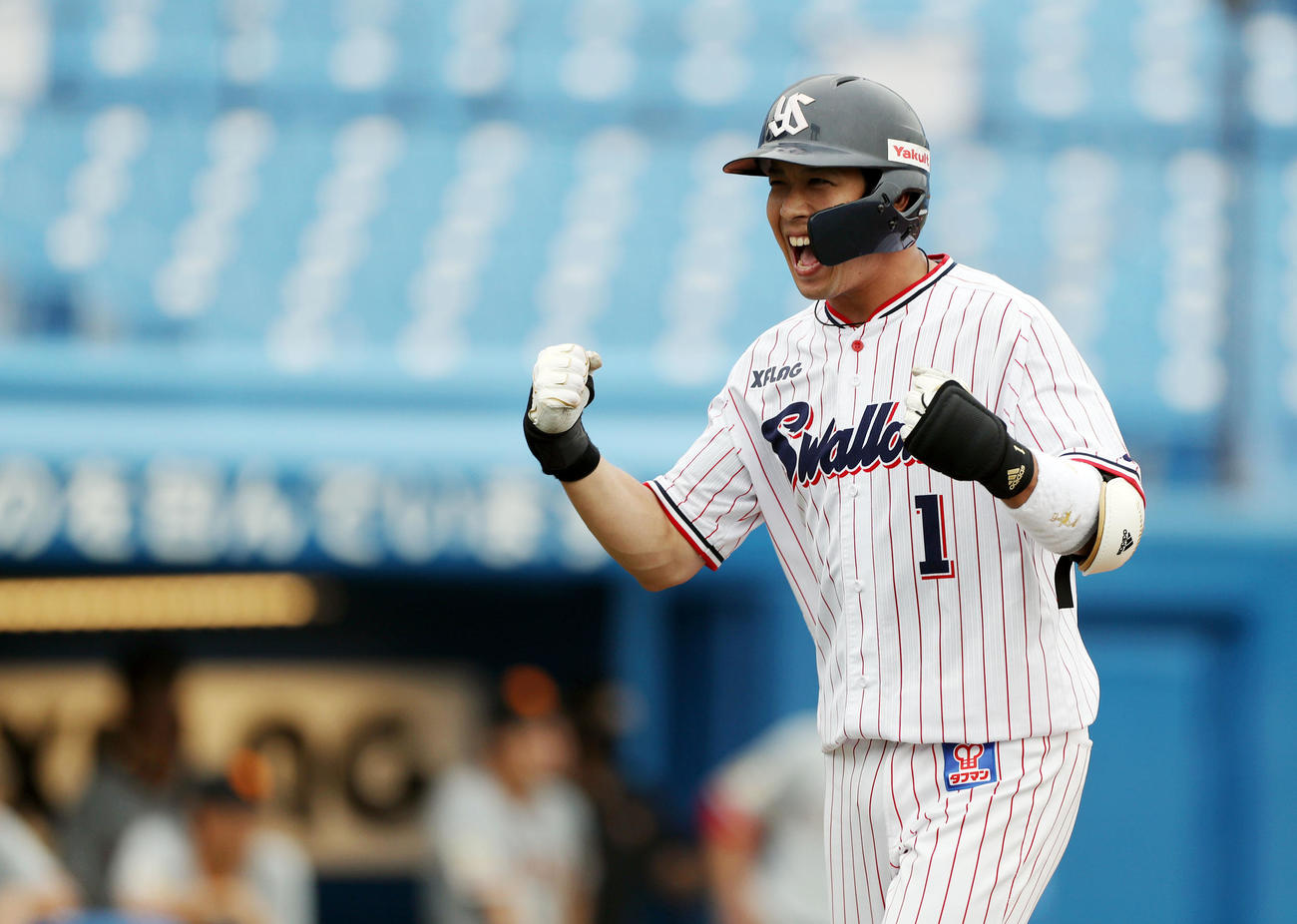 ヤクルト対巨人　6回裏ヤクルト1死満塁、満塁本塁打を放ち、ガッツポーズでほえる山田哲（撮影・狩俣裕三）