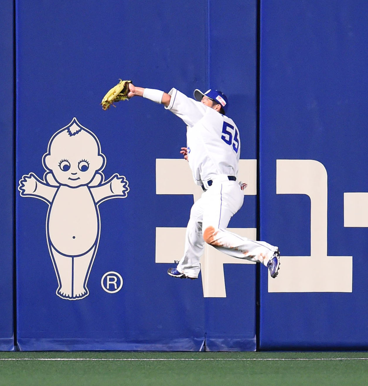 プロ野球中日対広島　3回表広島1死、高橋大樹の打球を好捕する福田永将（撮影・森本幸一）