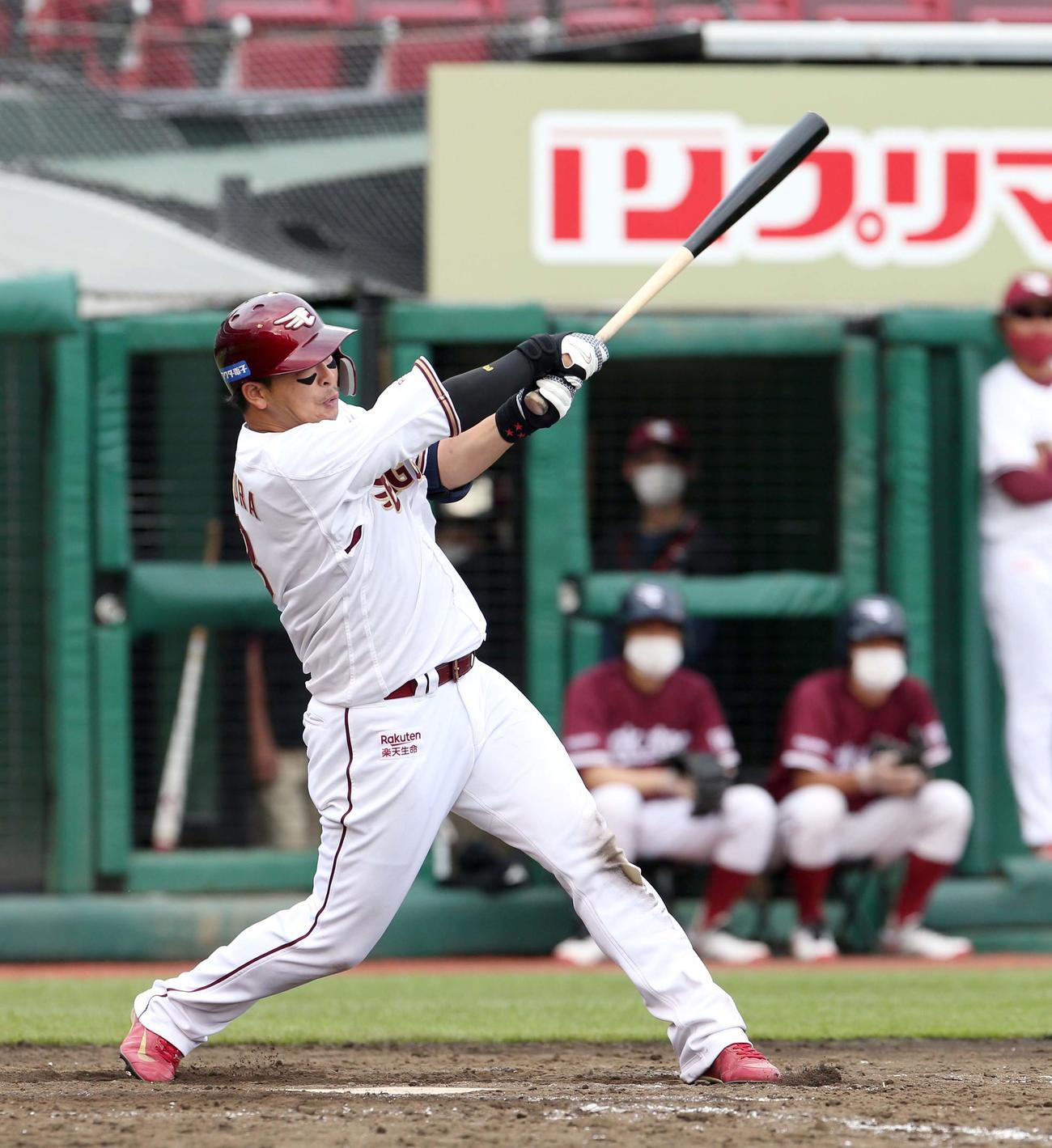 楽天対日本ハム　5回裏楽天2死満塁、浅村は適時二塁打を放つ（撮影・佐藤翔太）