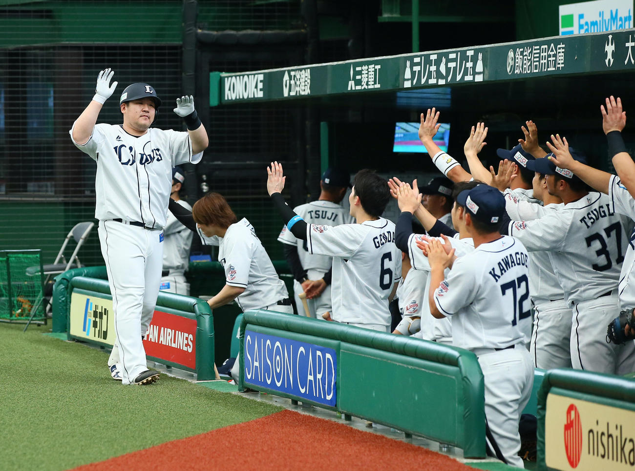 西武対ソフトバンク　2回裏西武無死一塁、左越え2点本塁打を放ちナインとエアタッチする中村（撮影・足立雅史）