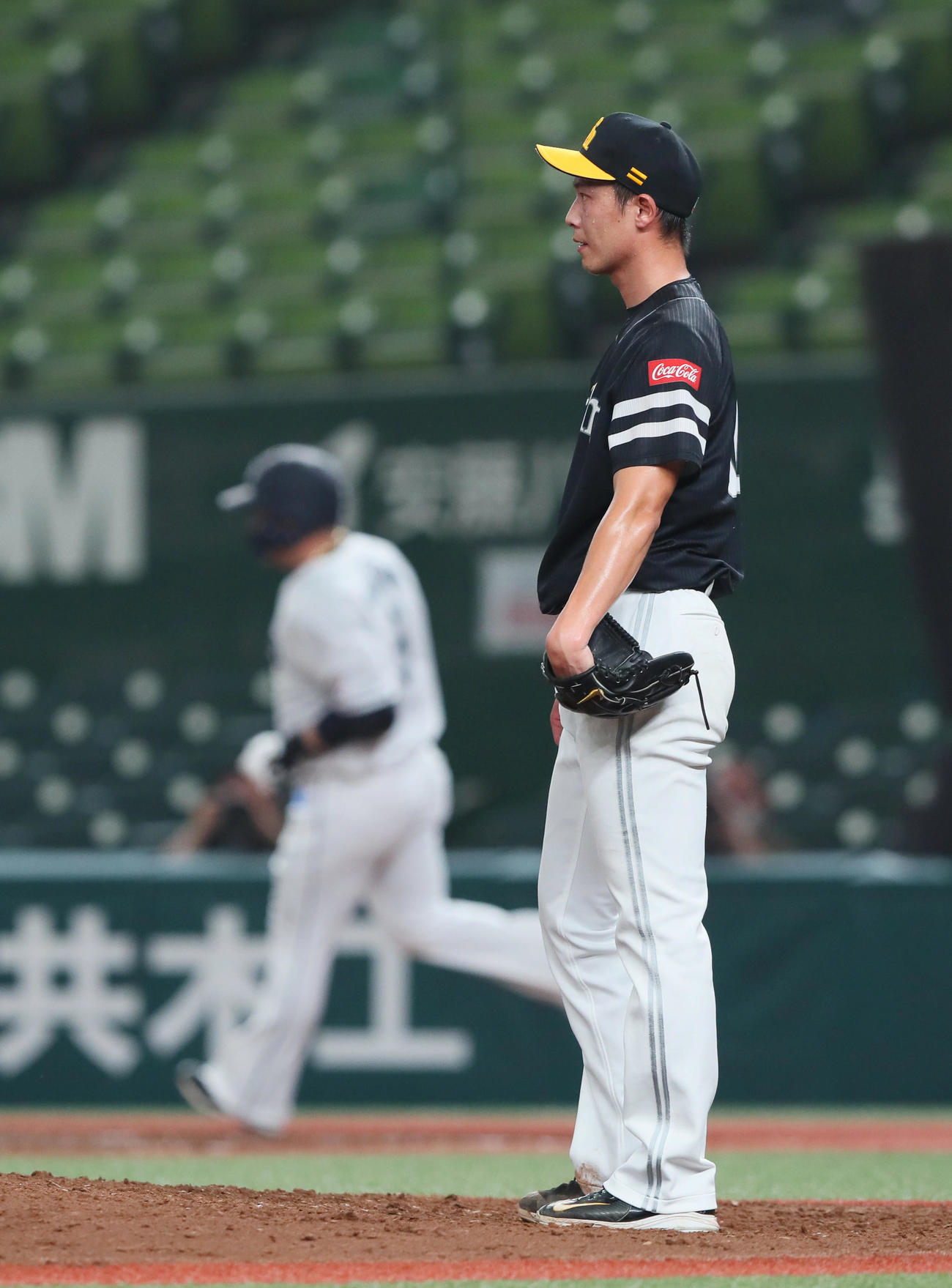 西武対ソフトバンク　7回裏西武2死一、三塁、山川（後方）に中越えに逆転3点本塁打を浴びた岩崎（撮影・足立雅史）