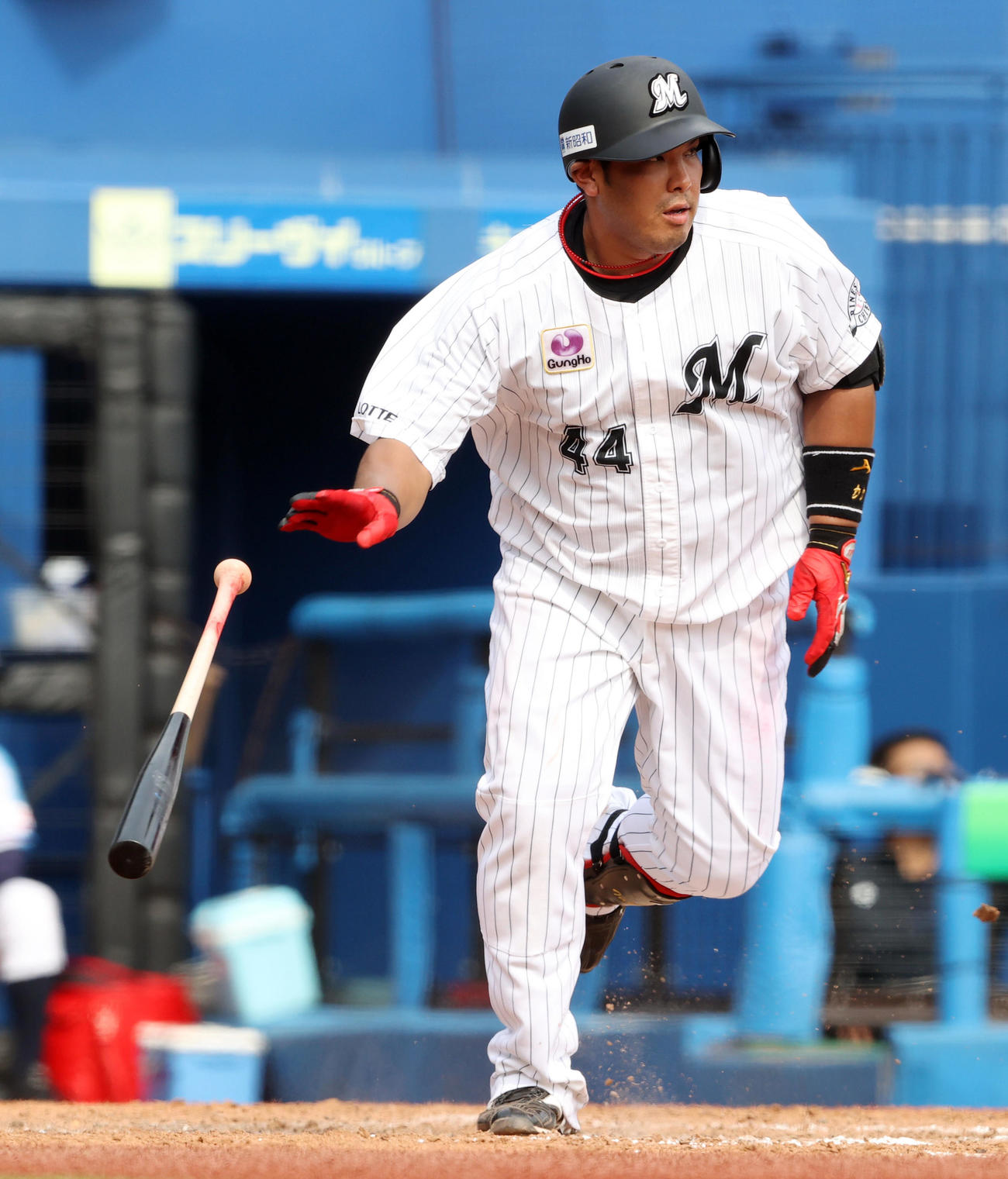 ロッテ対オリックス　5回裏ロッテ2死、中前安打を放つ井上（撮影・垰建太）