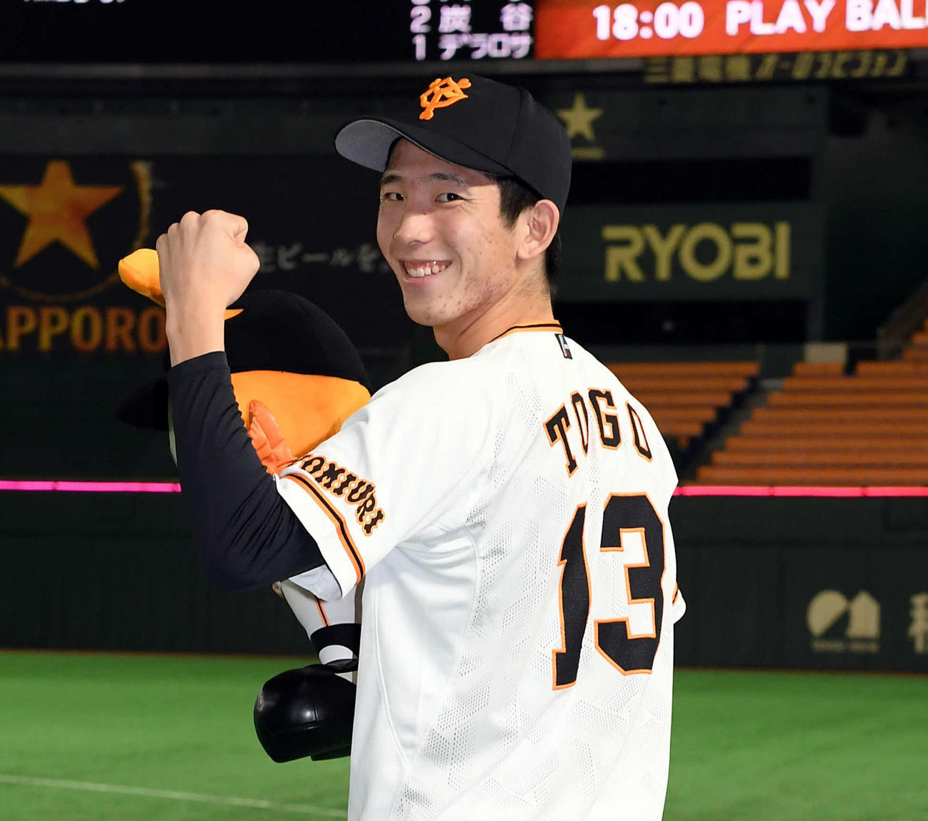 23日、背番号が13番になって今季初勝利を飾った巨人戸郷