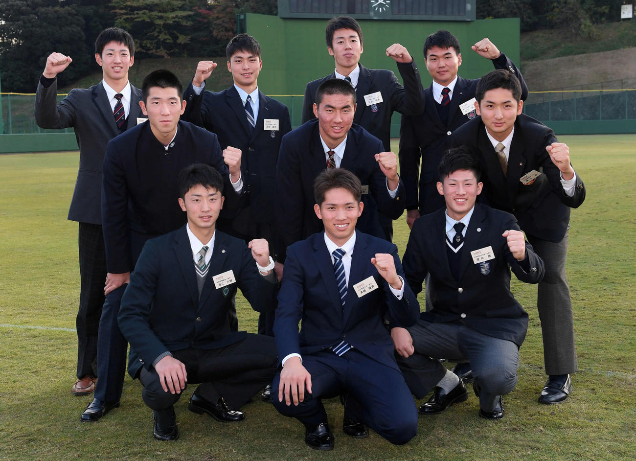 18年11月、グラウンドで記念撮影をする巨人の新入団選手。中列左が戸郷翔征