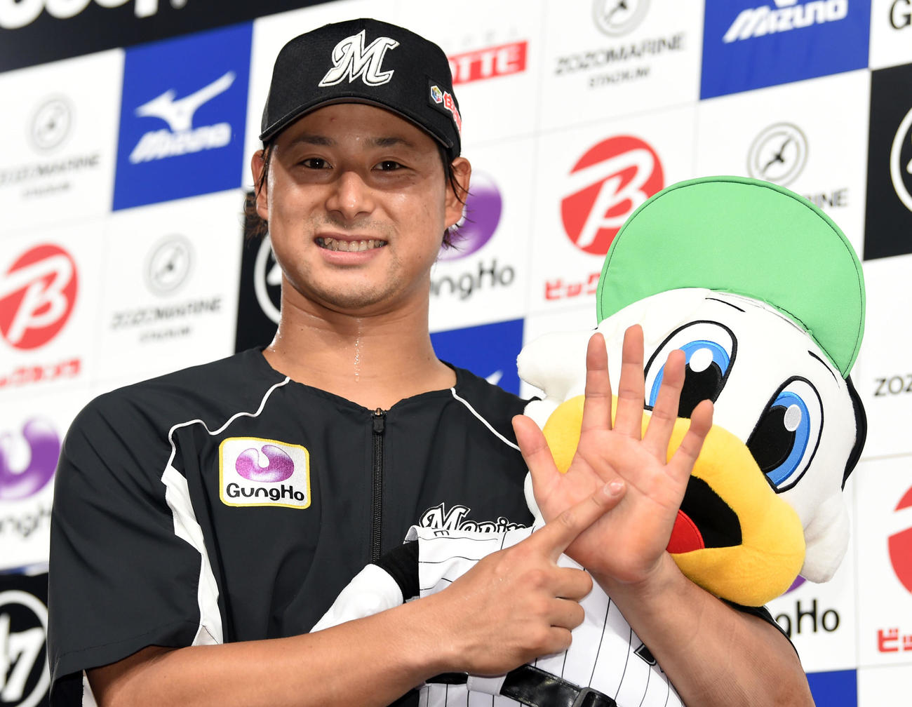 ロッテ対オリックス　チーム6連勝を達成し、ヒーローインタビューでポーズを決めるロッテ藤岡（撮影・横山健太）