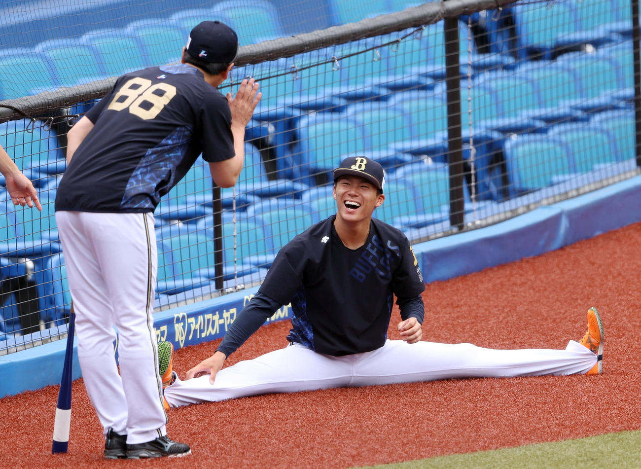 ロッテ対オリックス　試合前、笑顔でストレッチするオリックス山本（撮影・垰建太）