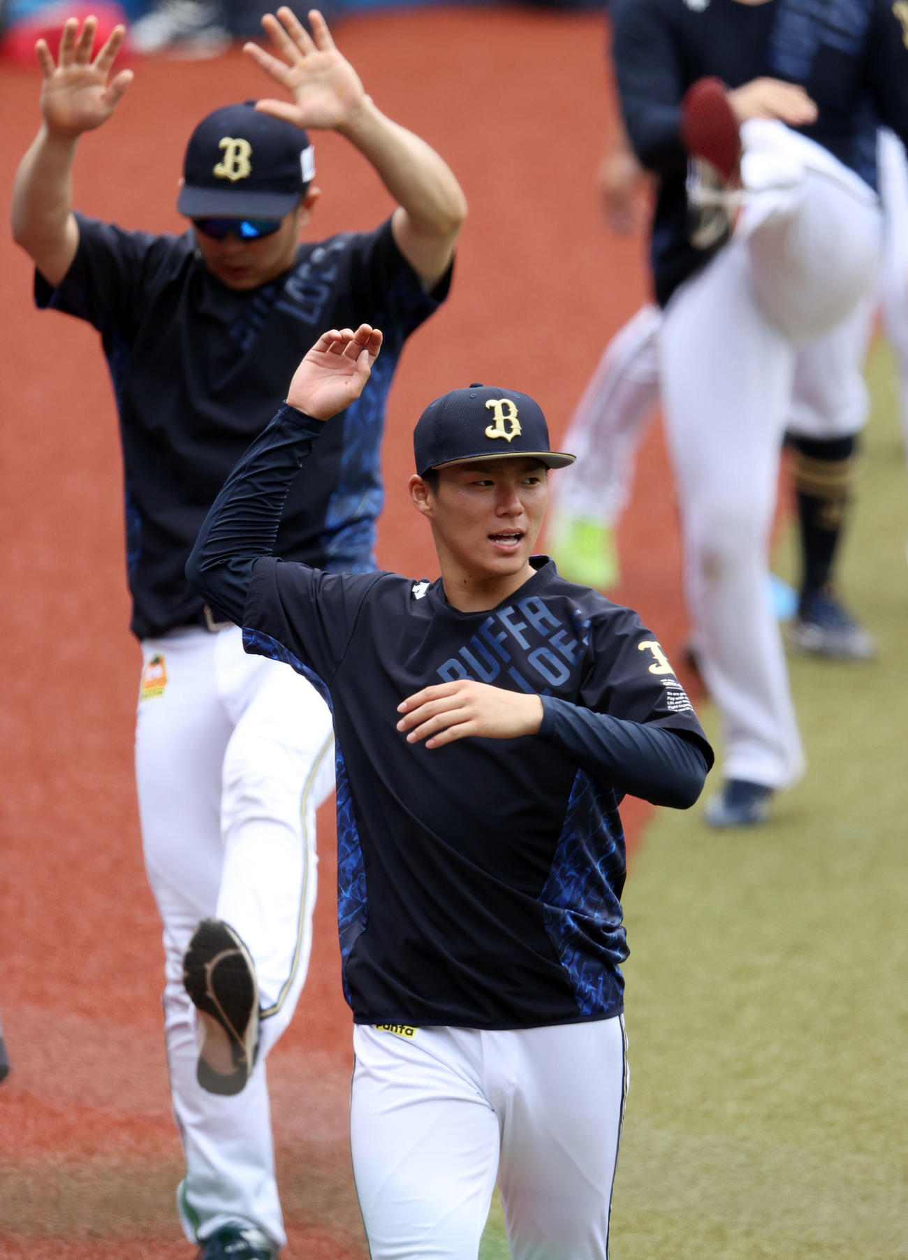 ロッテ対オリックス　試合前、ウオーミングアップを行うオリックス山本（撮影・垰建太）