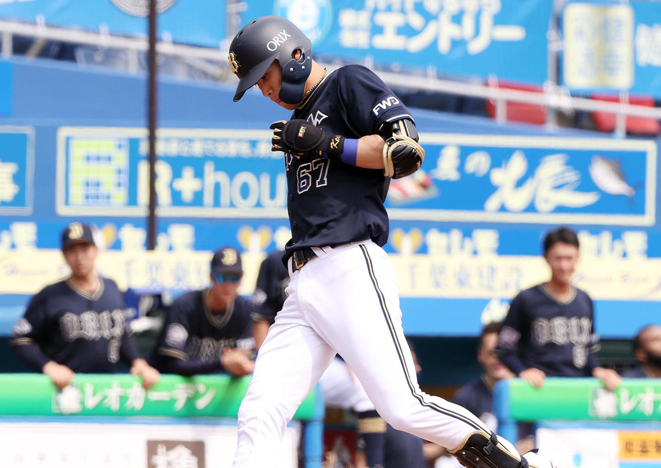 ロッテ対オリックス　1回表オリックス無死、先制の先頭打者本塁打を放ち淡々とダイヤモンドを1周する中川（撮影・垰建太）