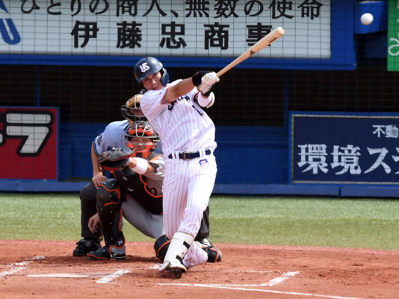 ヤクルト対巨人　1回裏ヤクルト無死二塁、左越えに適時二塁打を放つ山田哲（撮影・たえ見朱実）