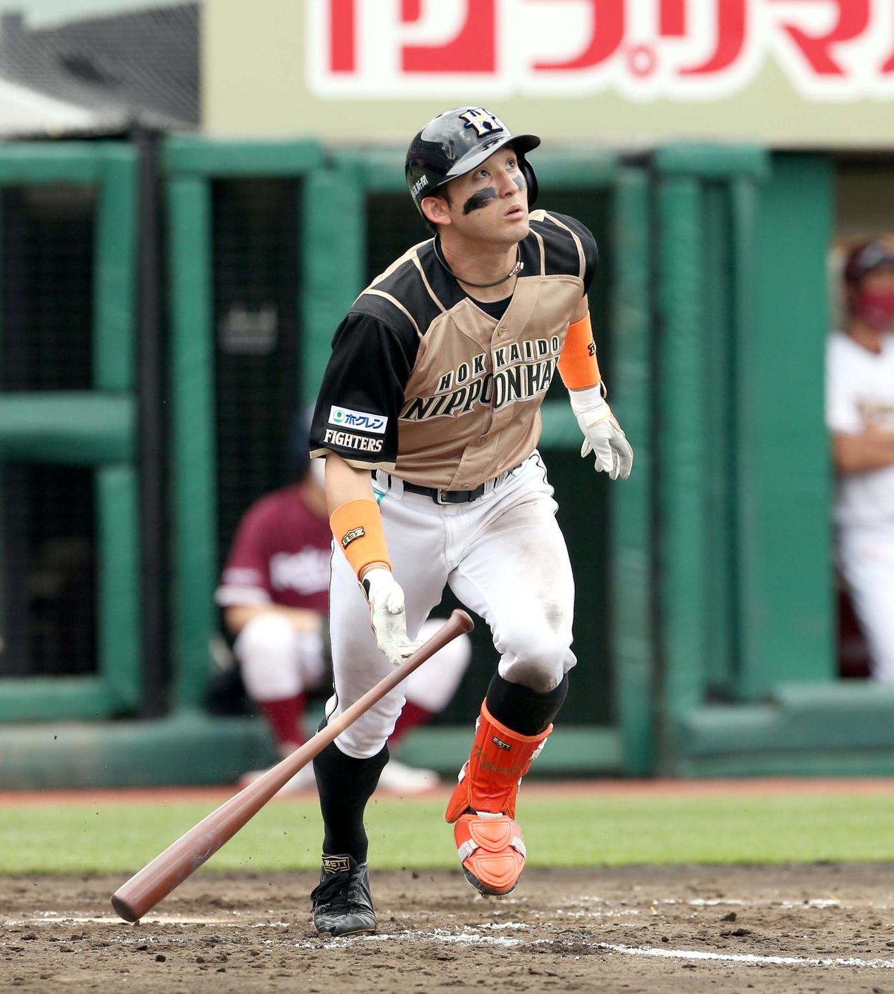 楽天対日本ハム　4回表日本ハム1死、杉谷は同点となる右越え本塁打を放つ（撮影・佐藤翔太）