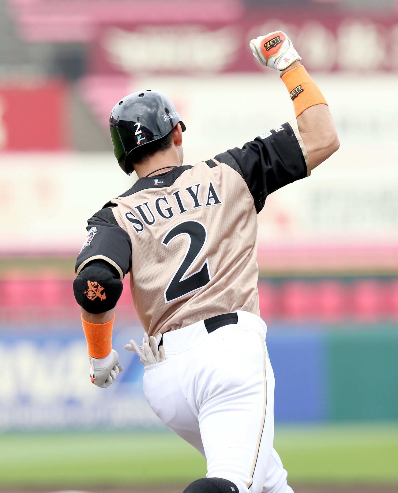 楽天対日本ハム　4回表日本ハム1死、杉谷は同点となる右越え本塁打を放ちガッツポーズをする（撮影・佐藤翔太）