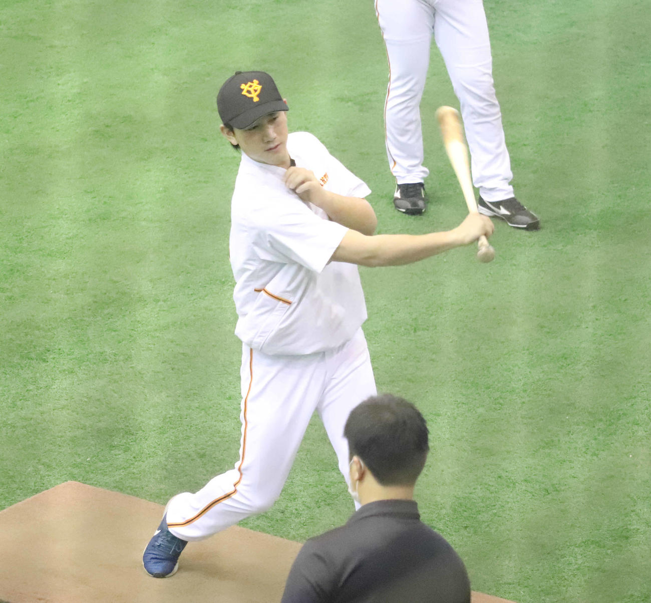右腕1本でティー打撃を行う巨人小林（2020年6月25日撮影）