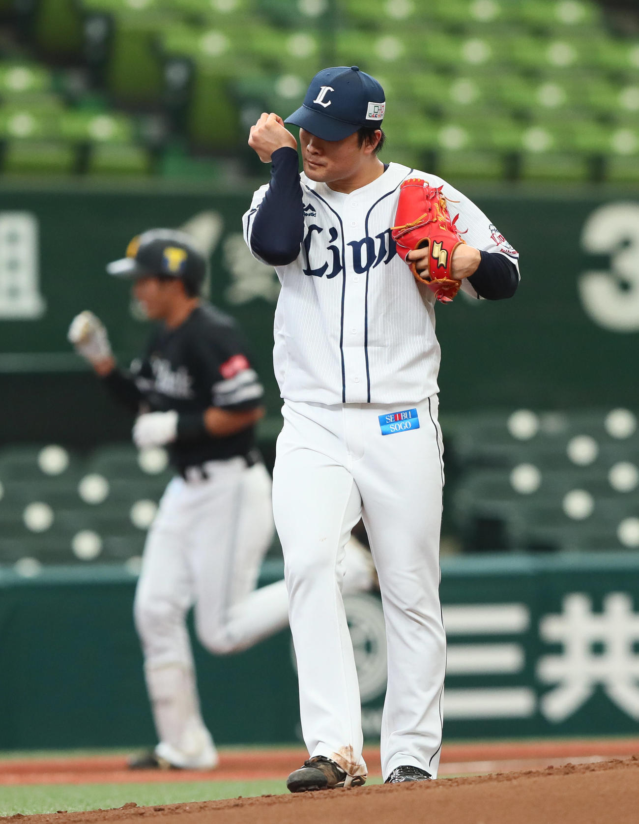 西武対ソフトバンク　1回表ソフトバンク無死一塁、柳田（後方）に先制の中越え2点本塁打を浴びた松本（撮影・足立雅史）