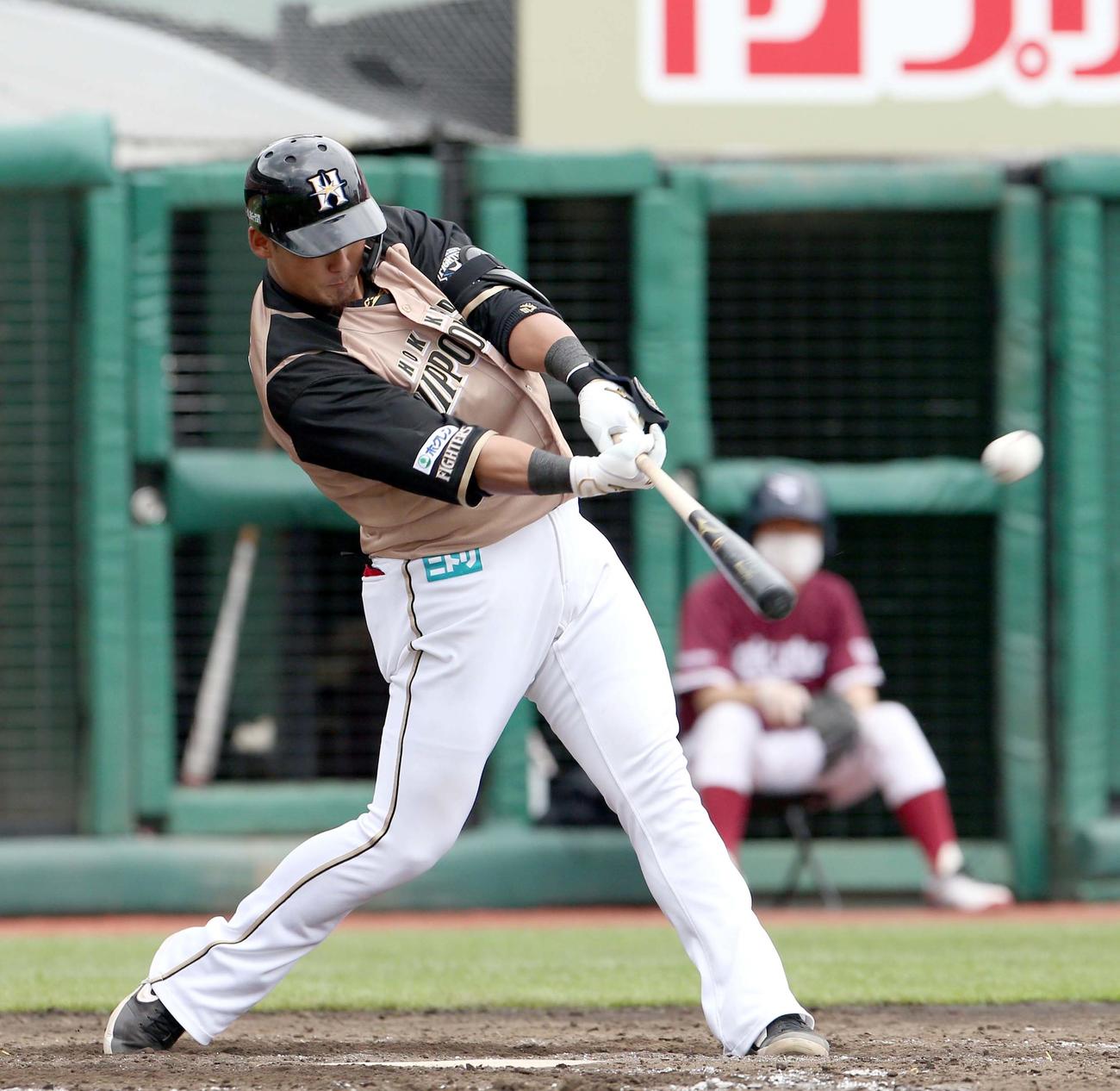 楽天対日本ハム　5回表日本ハム2死一塁、中田は2点本塁打を放つ（撮影・佐藤翔太）