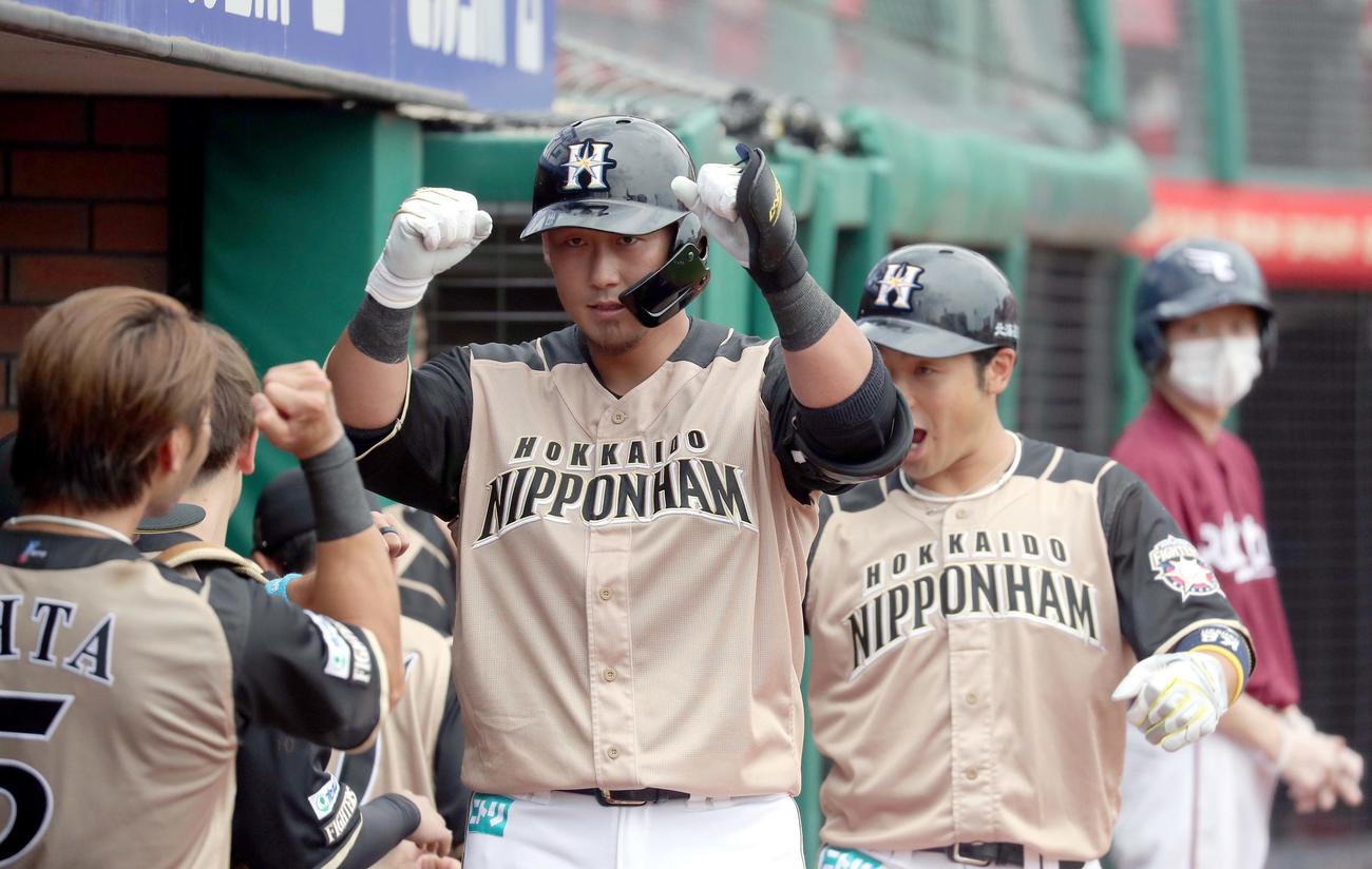 楽天対日本ハム　5回表日本ハム2死一塁、中田は2点本塁打を放ちポーズをとる（撮影・佐藤翔太）