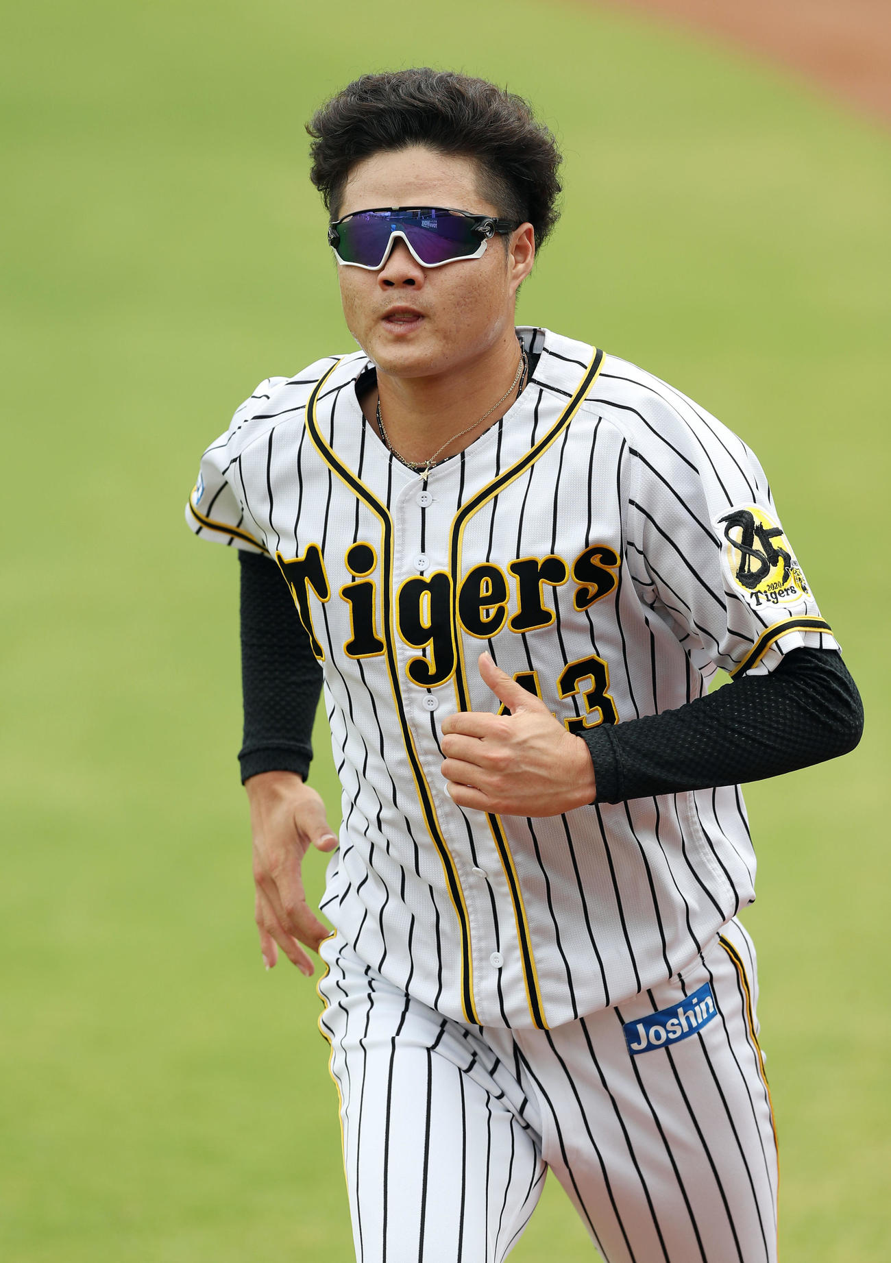 鳴尾浜球場の外野で走り込む阪神守屋功輝（撮影・前田充）