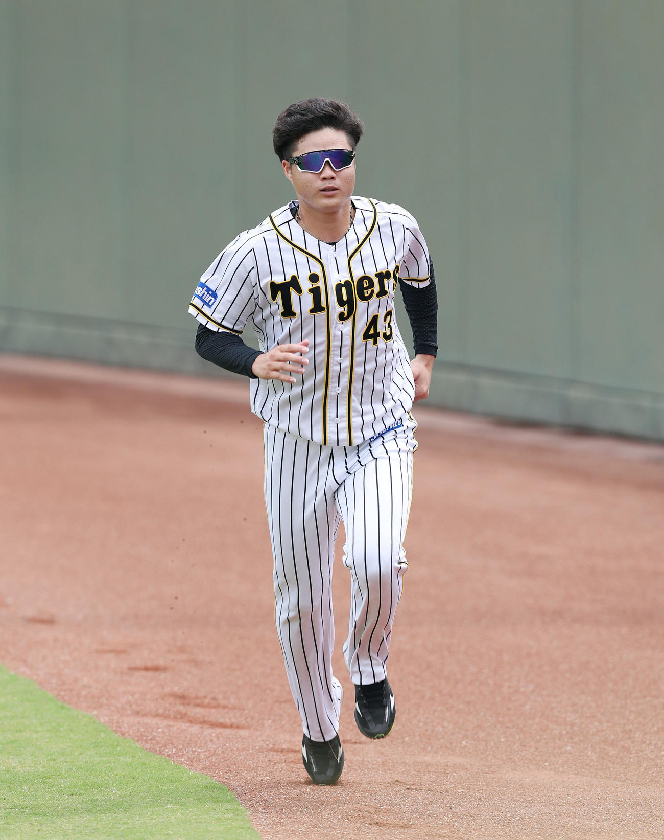 鳴尾浜球場の外野で走り込む阪神守屋功輝（撮影・前田充）
