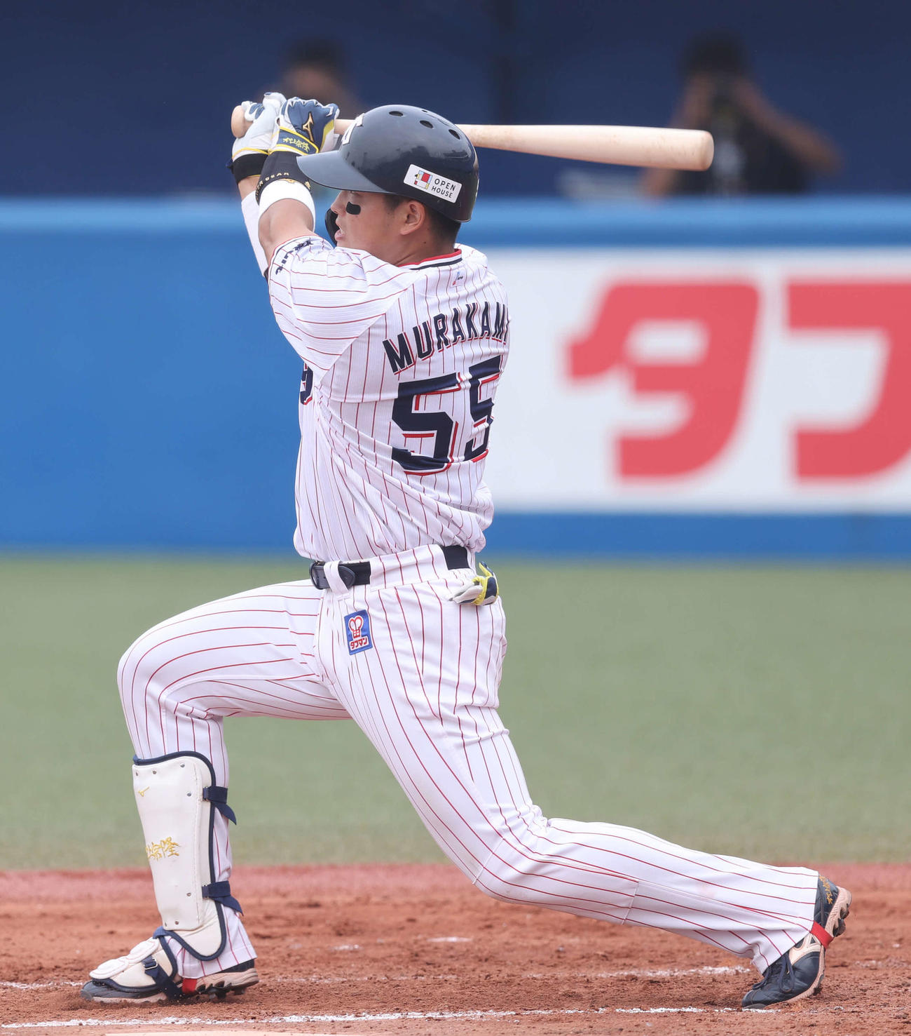 ヤクルト対巨人　6回裏ヤクルト無死、本塁打を放つ村上（撮影・河野匠）