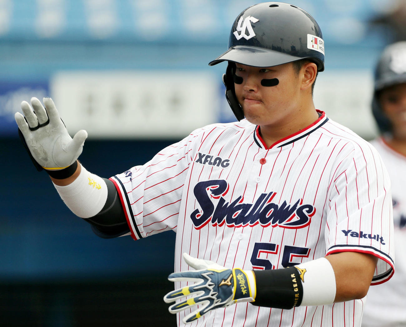 ヤクルト対巨人　6回裏ヤクルト無死、ソロ本塁打を放つ村上（撮影・狩俣裕三）