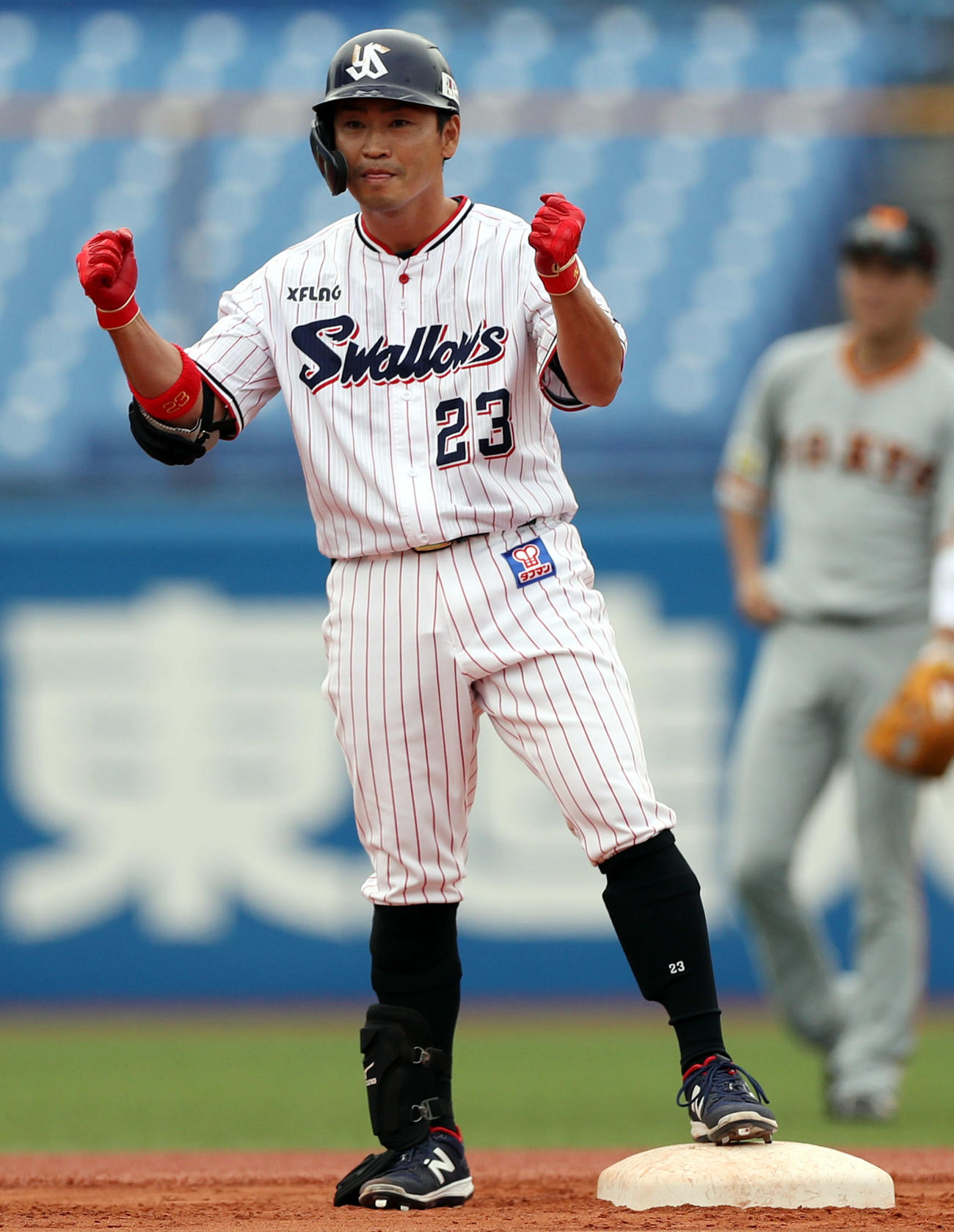 ヤクルト対巨人　6回裏ヤクルト1死満塁、2点適時二塁打を放ち、ガッツポーズを見せる青木（撮影・狩俣裕三）