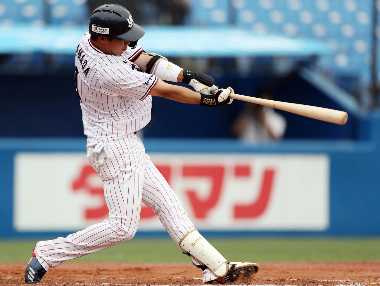 ヤクルト対巨人　6回裏ヤクルト1死満塁、満塁本塁打を放つ山田哲（撮影・狩俣裕三）