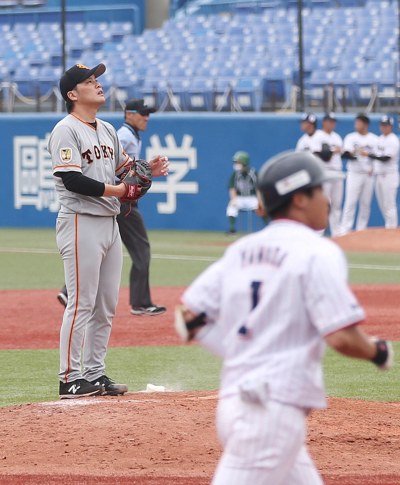 ヤクルト対巨人　6回裏ヤクルト1死満塁、山田哲（手前）に満塁本塁打を浴び、ぼうぜんとする藤岡（撮影・河野匠）