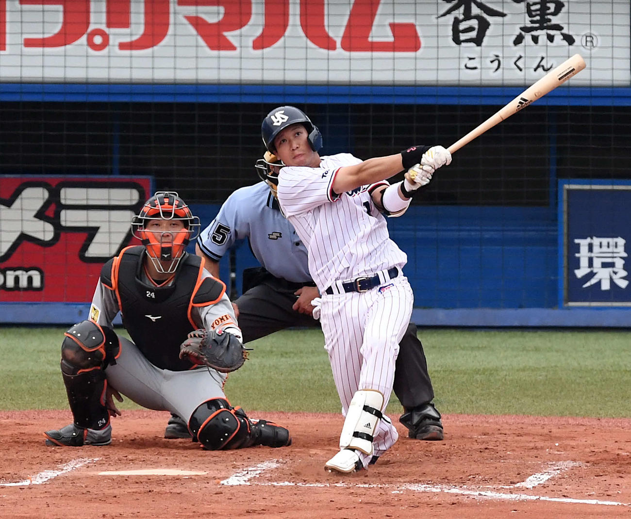 ヤクルト対巨人　6回裏ヤクルト1死満塁、左越えに4号本塁打を放つ山田哲（撮影・たえ見朱実）