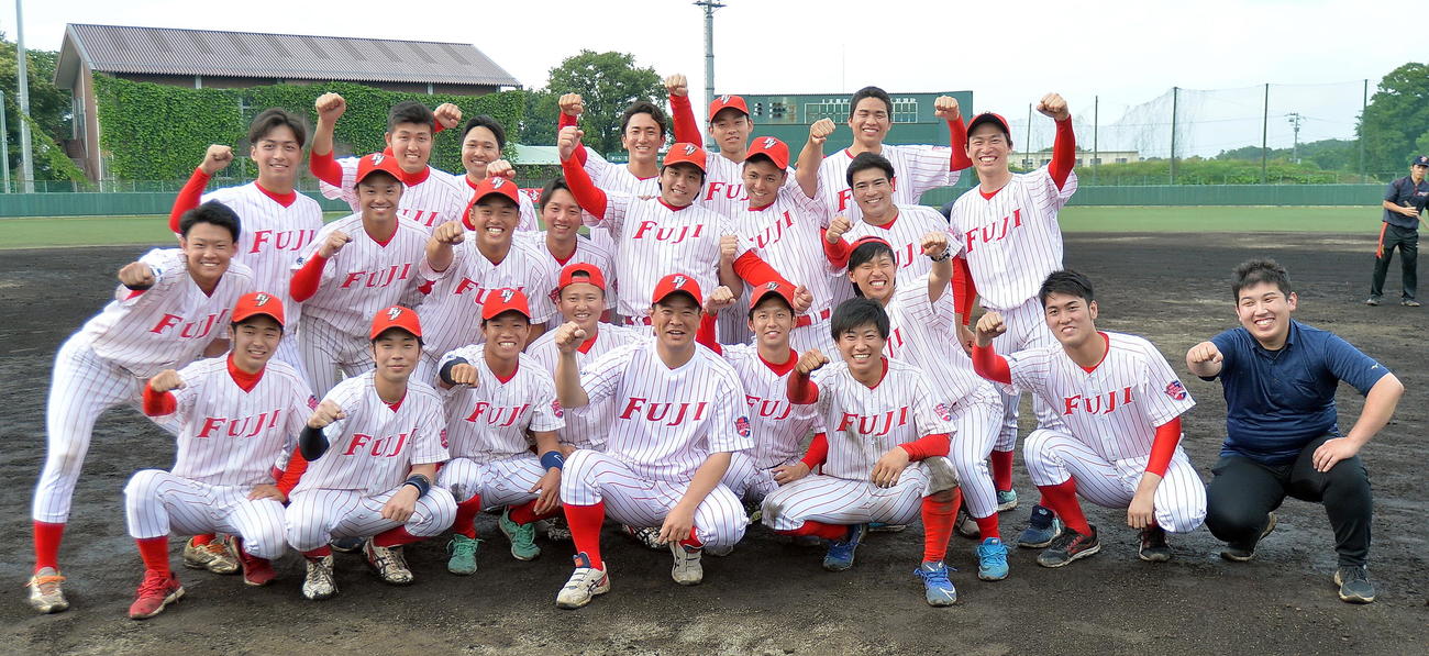 4年生メンバーと記念撮影する富士大・豊田監督（前列中央）