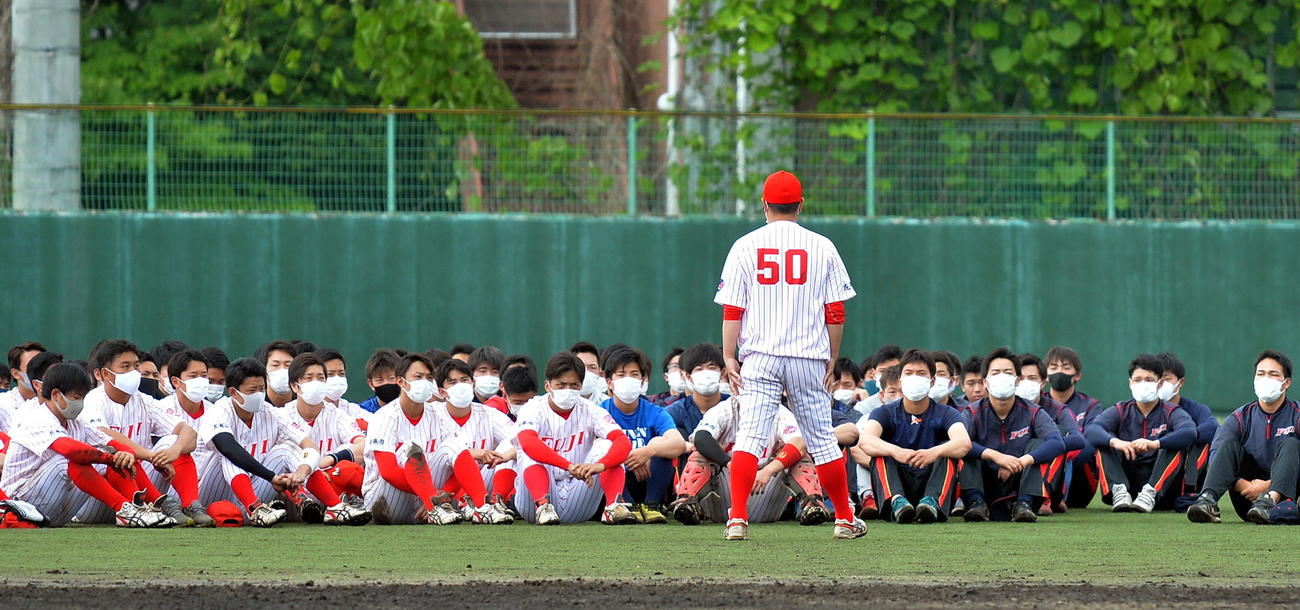 選手らにあいさつする富士大・豊田圭史監督（背番号50）