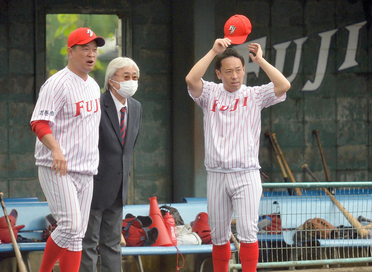 選手らに声をかける富士大・豊田監督（左）と安田コーチ（右）