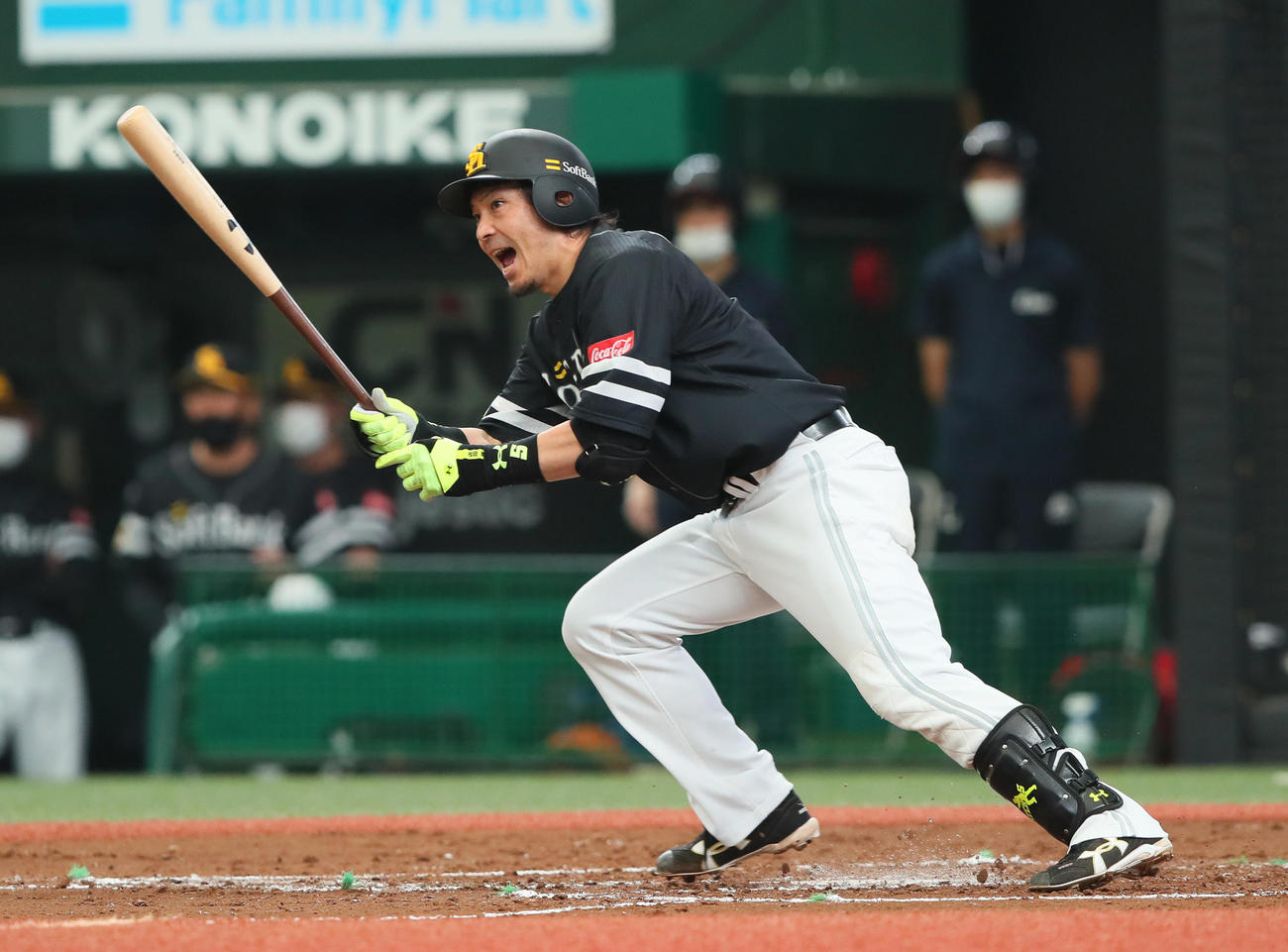 西武対ソフトバンク　3回表ソフトバンク2死一、三塁、左前適時打を放ち雄たけびを上げる松田宣（撮影・足立雅史）