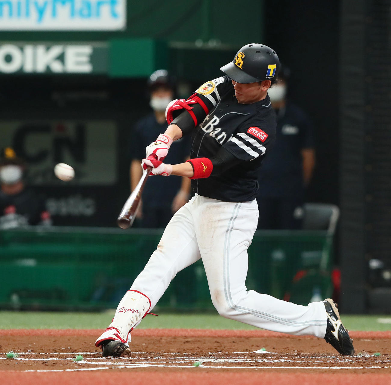 西武対ソフトバンク　2回表ソフトバンク2死一塁、右越え2点本塁打を放つ栗原（撮影・足立雅史）