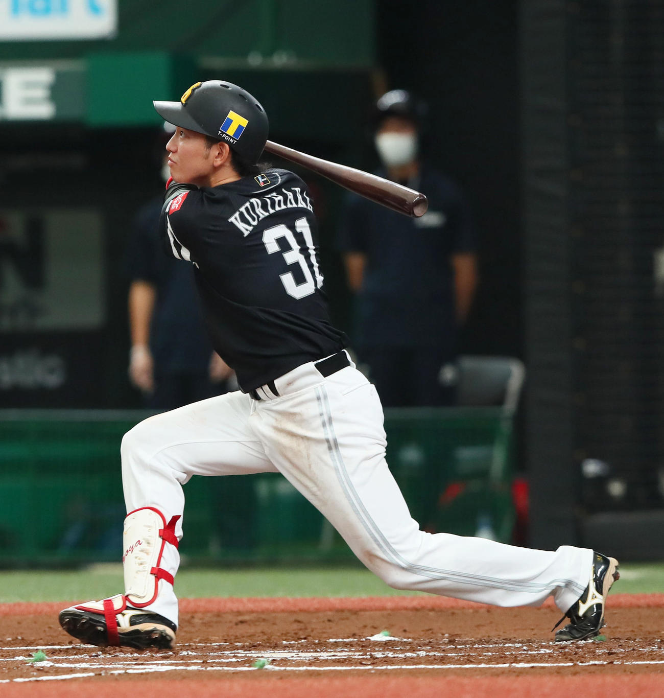 西武対ソフトバンク　2回表ソフトバンク2死一塁、右越え2点本塁打を放つ栗原（撮影・足立雅史）