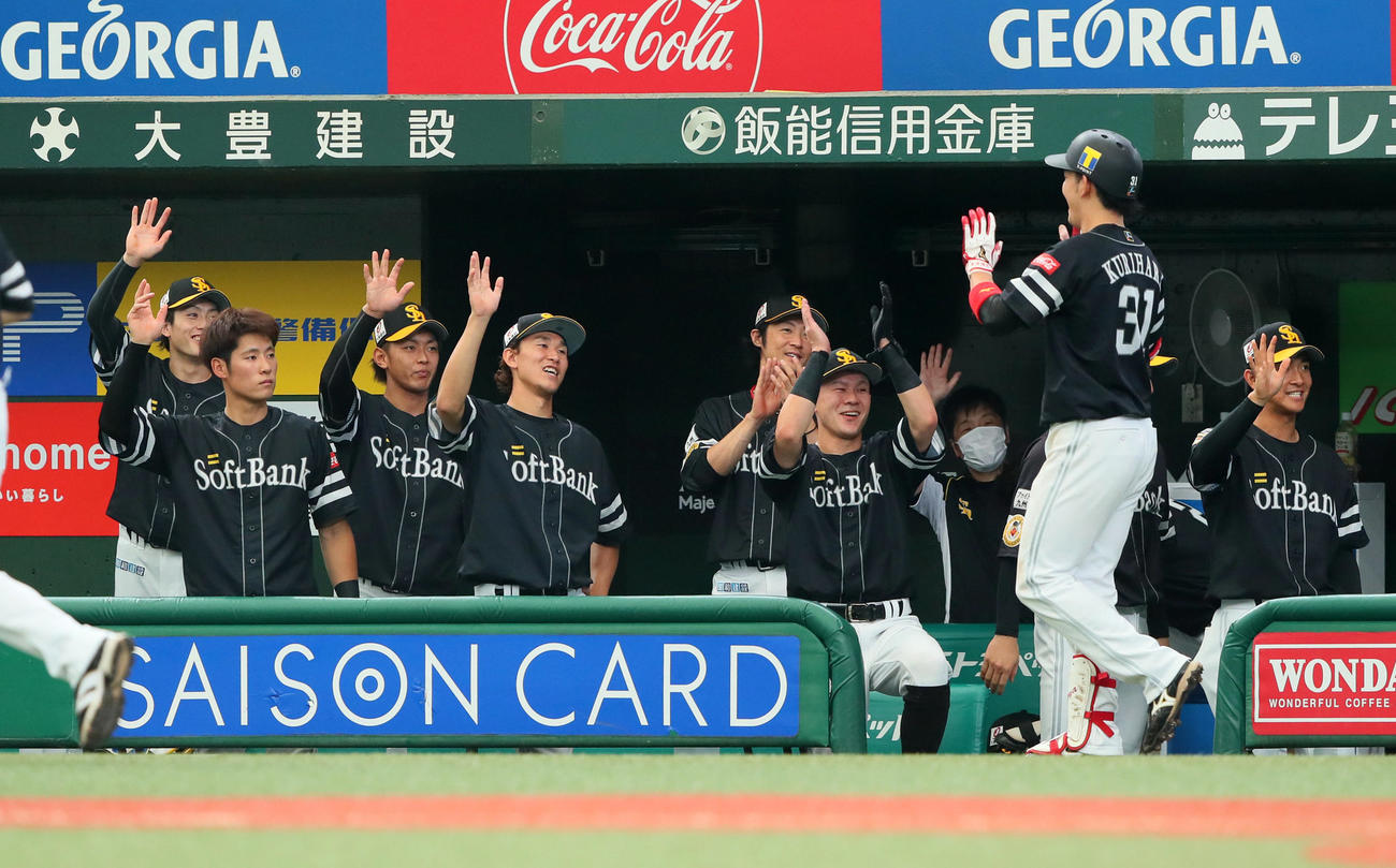 西武対ソフトバンク　2回表ソフトバンク2死一塁、右越え2点本塁打を放った栗原（右から2人目）をエアタッチで迎えるナイン（撮影・足立雅史）