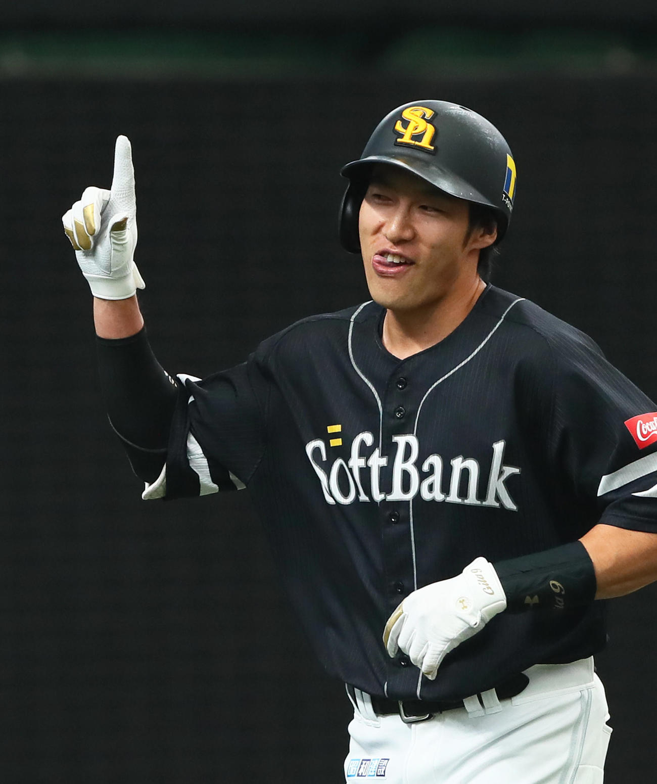 西武対ソフトバンク　1回表ソフトバンク無死一塁、柳田は先制の中越え本塁打を放ち笑顔を見せる（撮影・足立雅史）