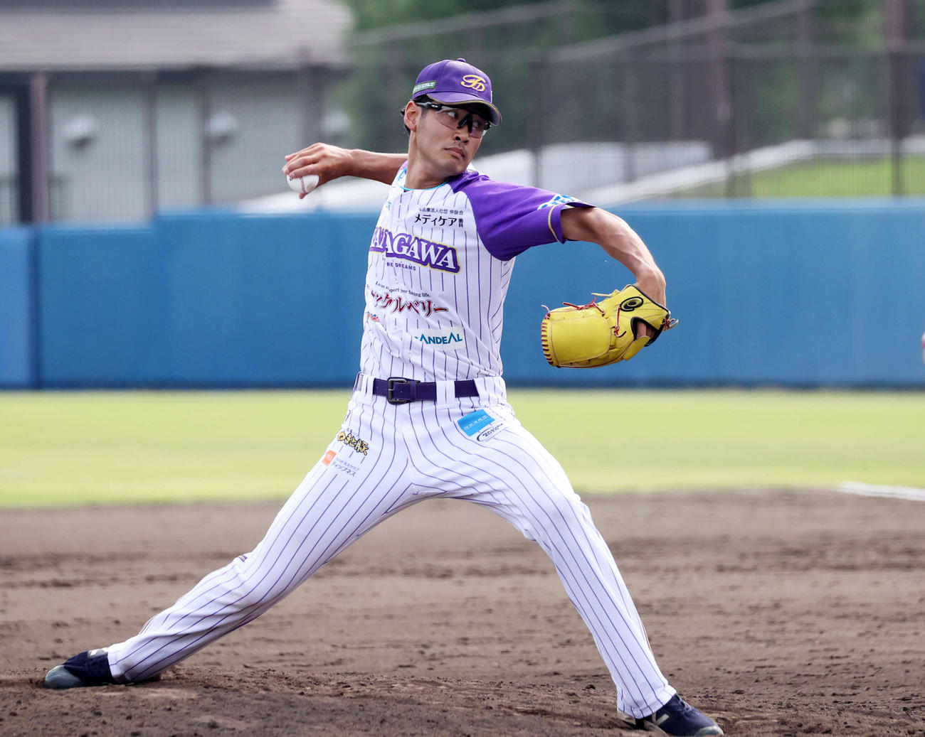 デビュー戦で力投するBC・神奈川杉浦（撮影・鈴木正人）