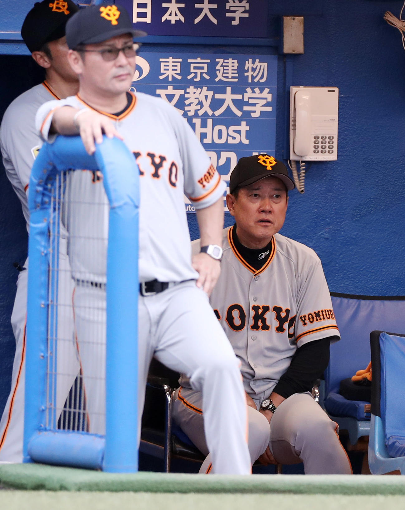 ヤクルト対巨人　6回裏、逆転を許し、ぶぜんとした表情でグラウンドを見つめる原監督（撮影・狩俣裕三）