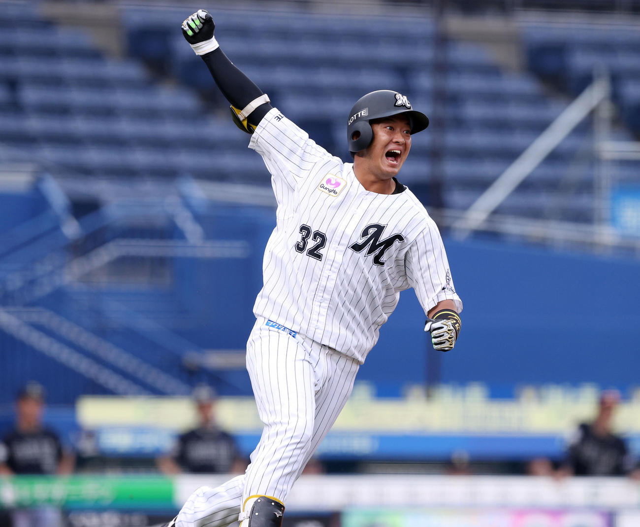 延長10回裏ロッテ2死一、二塁、右翼にサヨナラ適時打を放った佐藤はガッツポーズしたまま雄たけびを上げながら駆け出す（撮影・垰建太）