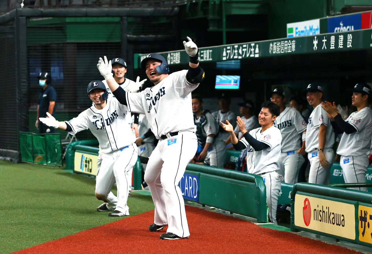 西武対ソフトバンク　7回裏西武2死一、三塁、山川は中越えに逆転3点本塁打を放ち「どすこいポーズ」（撮影・足立雅史）