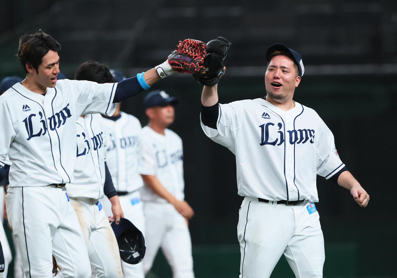 西武対ソフトバンク　勝利しタッチを交わす西武の山川（右）と木村（撮影・足立雅史）