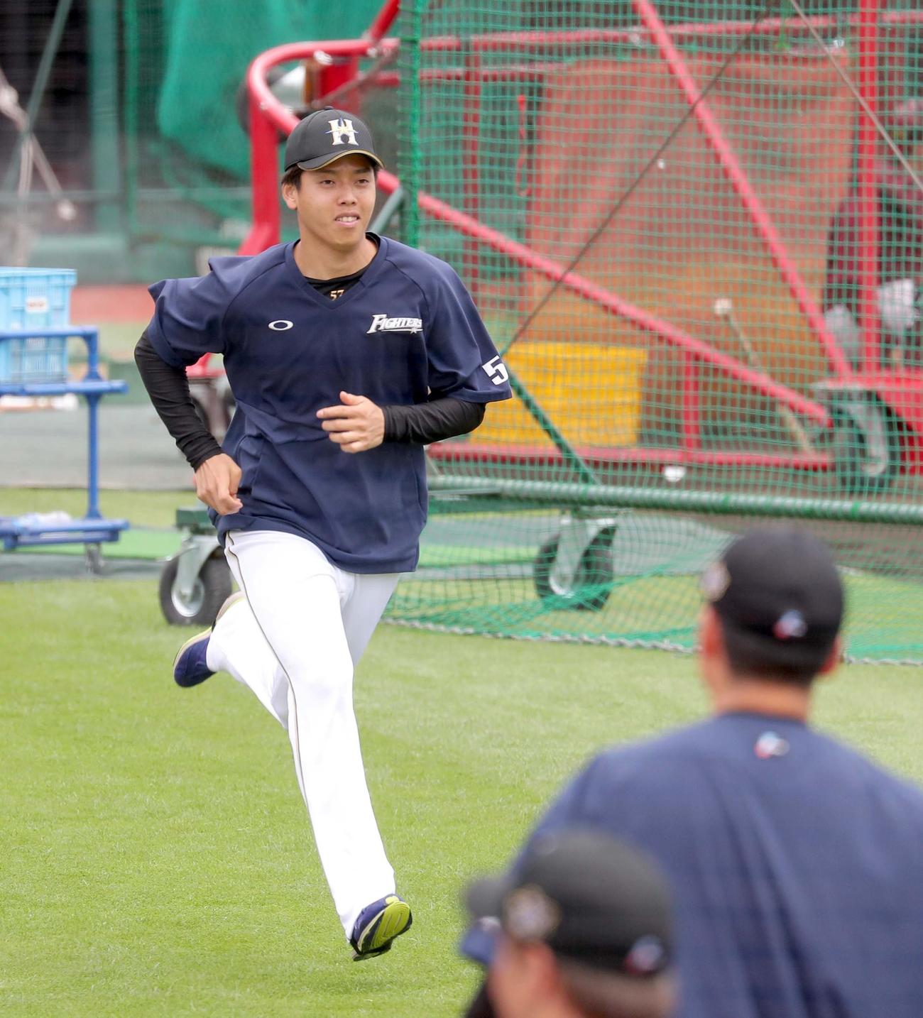 楽天対日本ハム　ウオーミングアップをする日本ハム杉浦（撮影・佐藤翔太）