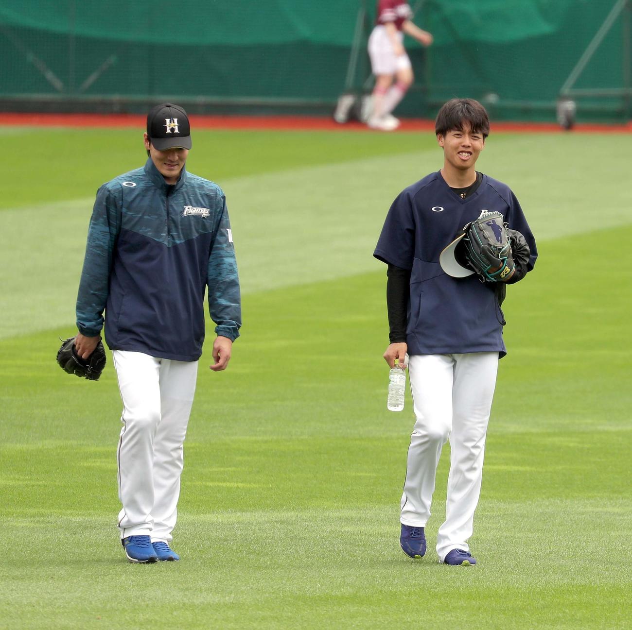 楽天対日本ハム　練習を終え引き揚げる日本ハム杉浦（撮影・佐藤翔太）