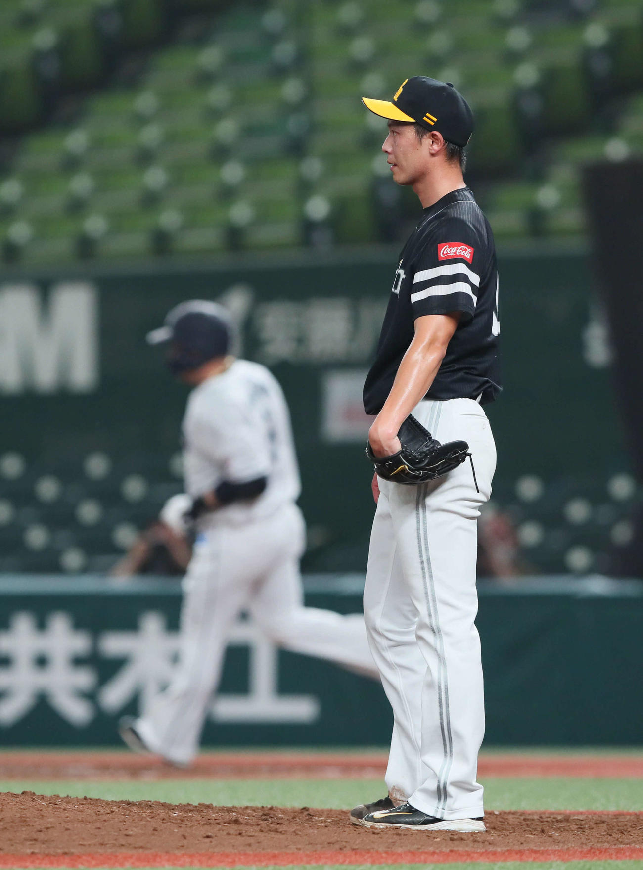 西武対ソフトバンク　7回裏西武2死一、三塁、山川（後方）に中越えに逆転3点本塁打を浴びた岩崎（撮影・足立雅史）