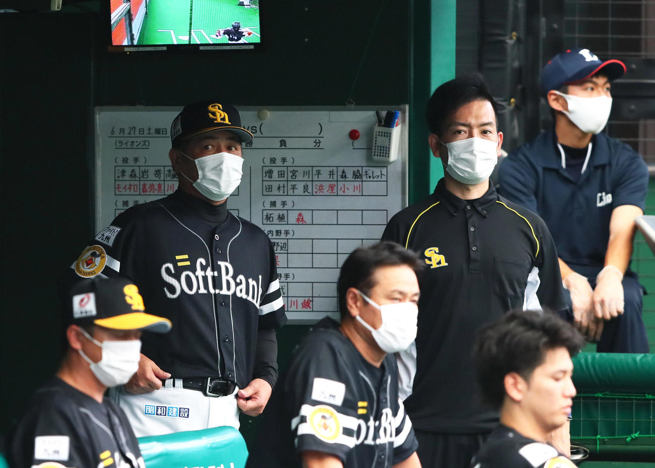 西武対ソフトバンク　マスク姿で戦況を見つめるソフトバンク工藤監督（後列左）（撮影・足立雅史）