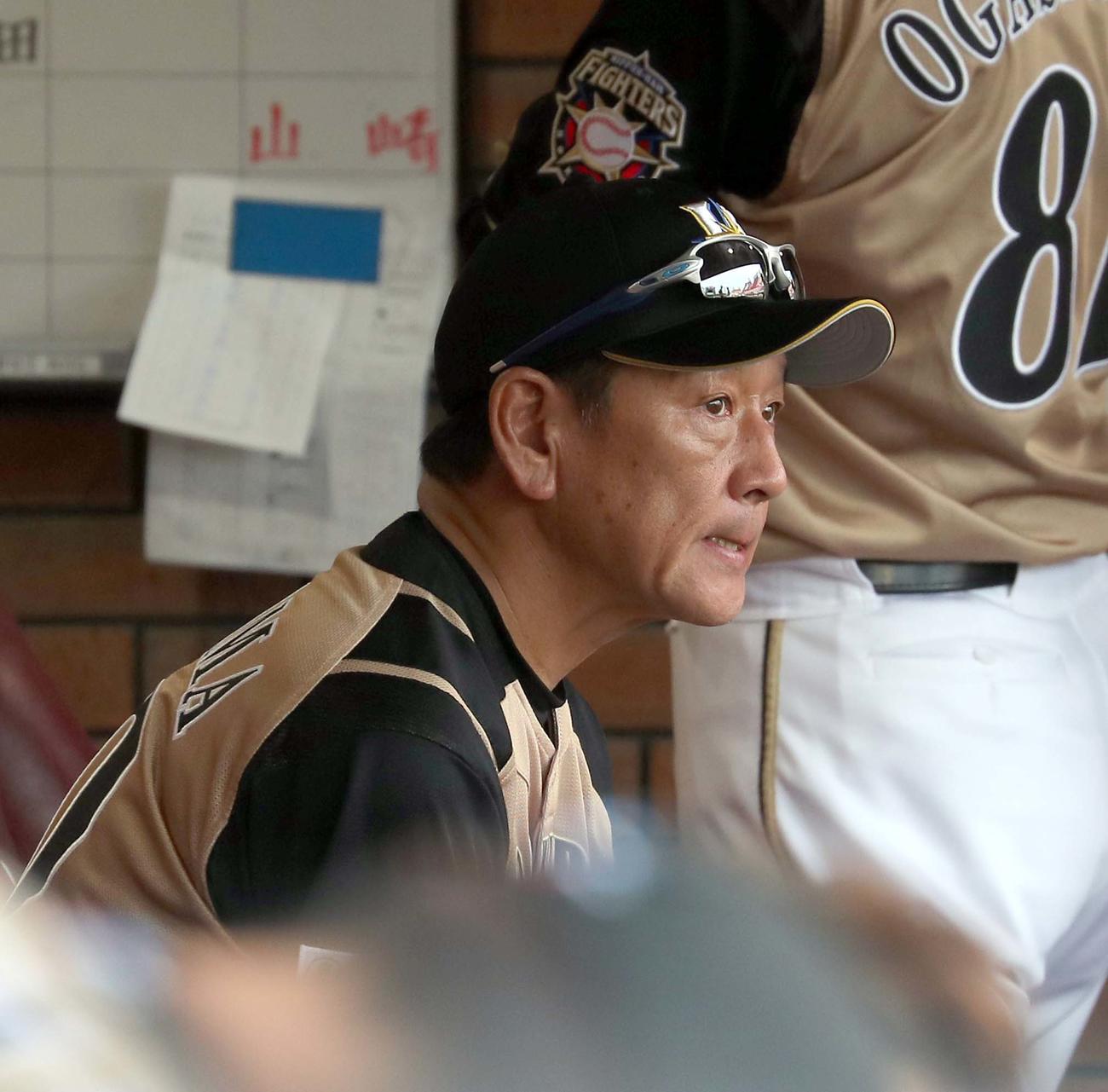楽天対日本ハム　ベンチで下唇をかむ日本ハム栗山監督（撮影・佐藤翔太）