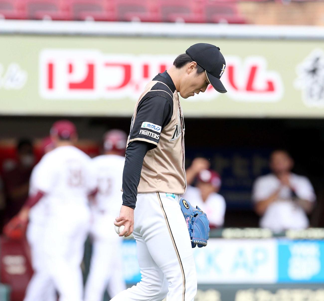 楽天対日本ハム　5回裏楽天2死一、二塁、辰己は左前適時打を打たれる日本ハム玉井（撮影・佐藤翔太）